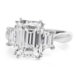 DB Classic Emerald-cut And Tapered Diamond Ring De Beers US